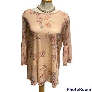 LOVE & LEGEND Floral Top Sz 1X Sheer & Stretchy Pretty Curvy Bell Sleeves